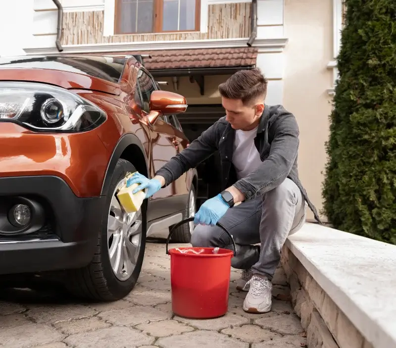 Lavage auto à domicile Saint-Pierre-Bellevue : professionnel intervenant sur un véhicule